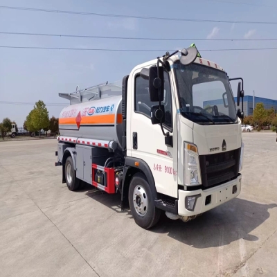 程力危化重汽豪沃五吨加油车_6.2方油罐车