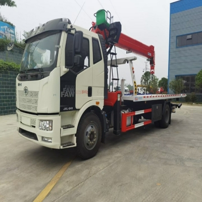 解放一拖二带吊清障车_多功能清障车