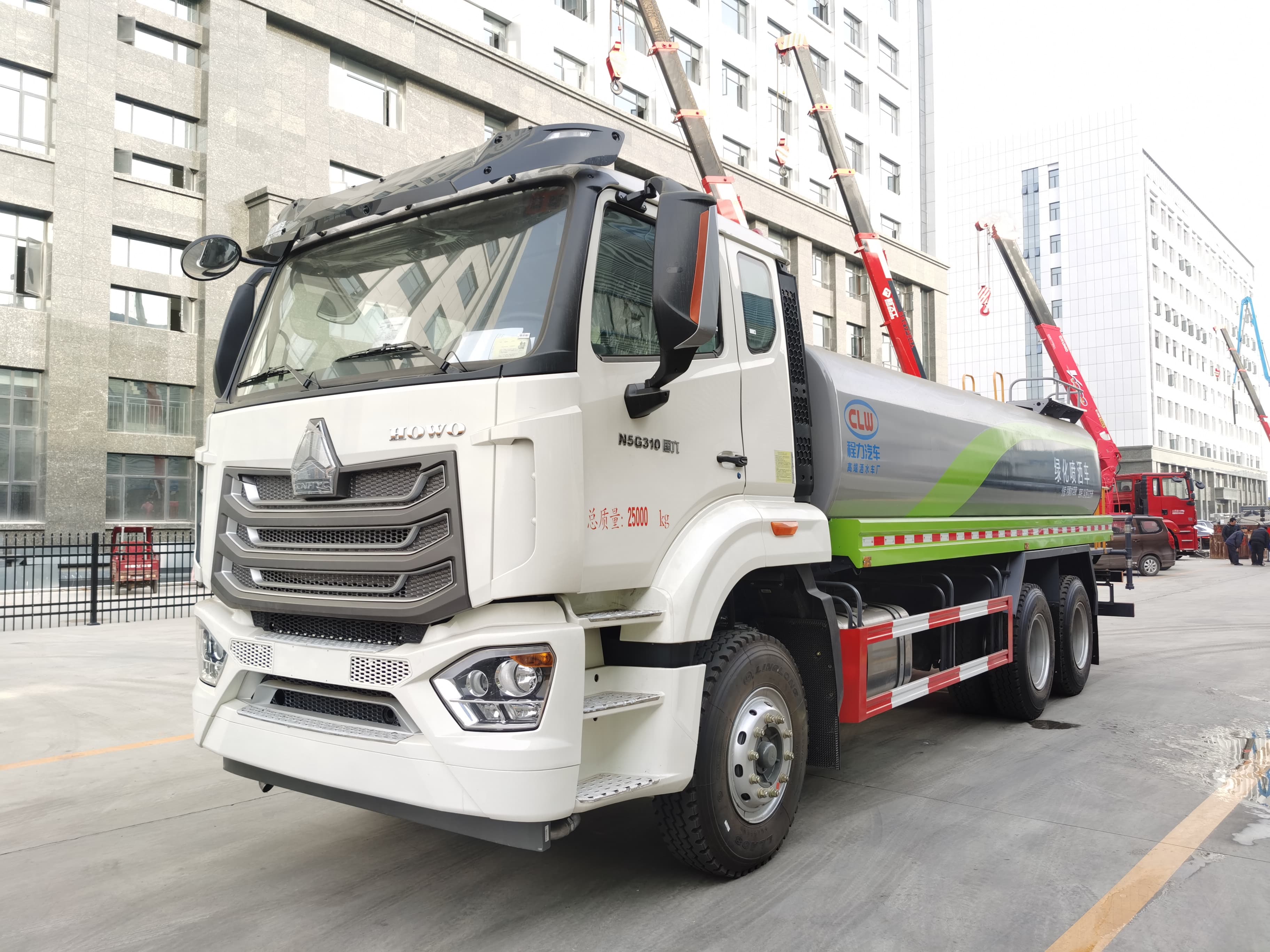 程力20吨重汽豪沃洒水车